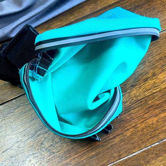 Runner’s Fanny Pack Grey and Sea Green - Picture 3 of 4